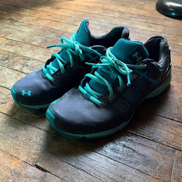 Under Armour running shoes - Picture 1 of 5